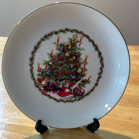 JASCO Christmas Plate 6 1/5" Japan 22K Gold Edge Tree Gifts Red Green Porcelain - Picture 1 of 10